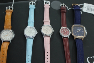 Những mẫu đồng hồ nữ Casio dây da với đủ màu xanh, đỏ, tím, vàng được mua nhiều nhất