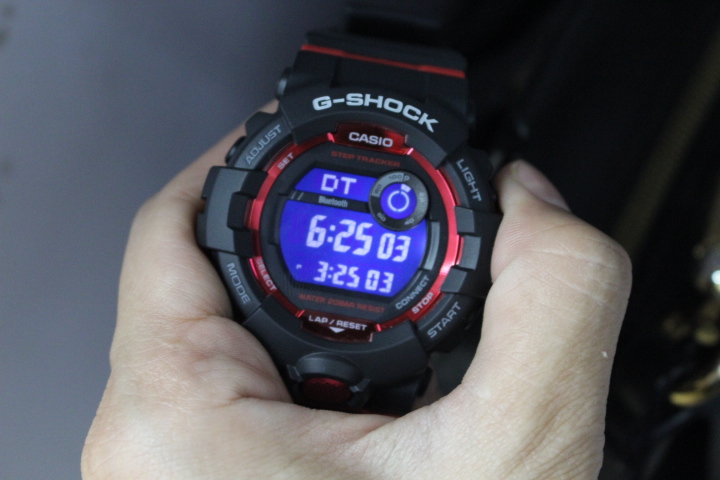 Đồng hồ Casio nam G-Shock GBD-800-1DR khi được bật đèn led