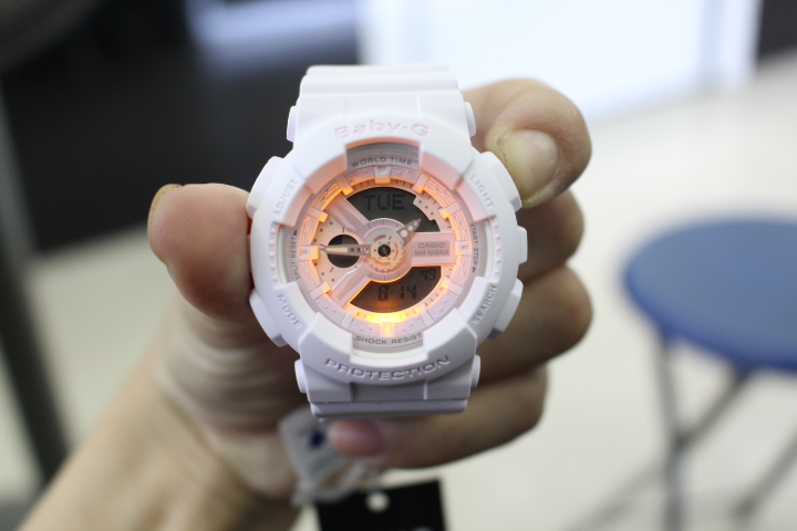 Đồng hồ Casio nữ Baby-G BA-110-4A2DR khi bật đèn sáng