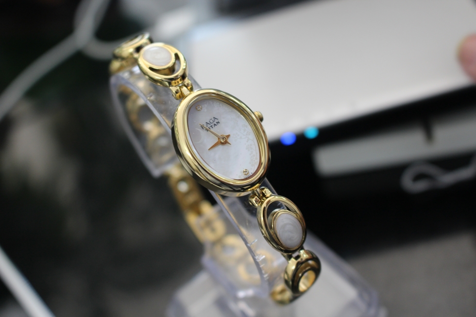 Chi tiết đồng hồ Titan nữ 2511YM05