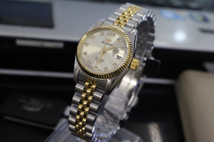 Chi tiết đồng hồ cơ Orient nữ FNR16002C0