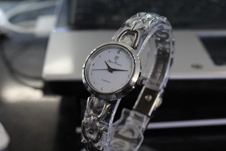 Chi tiết đồng hồ nữ Olym Pianus OP2460LS Trắng