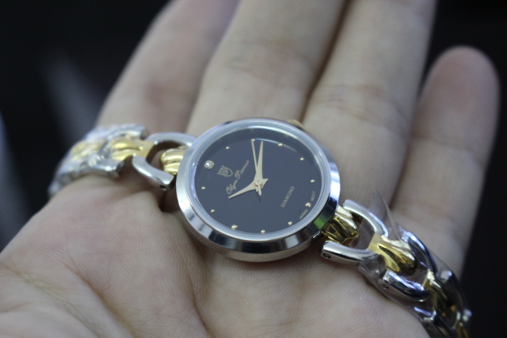 Chi tiết mặt đồng hồ nữ Olym Pianus OP2460LSK đen