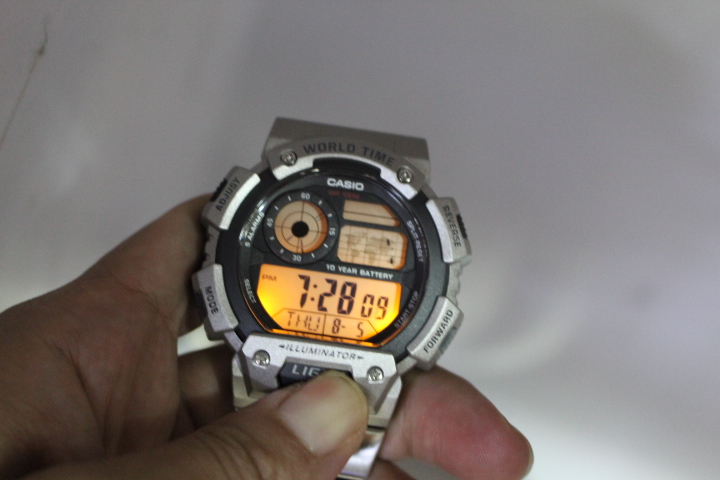 Đồng hồ Casio nam AE-1400WHD-1 AVDF khi bật đèn led