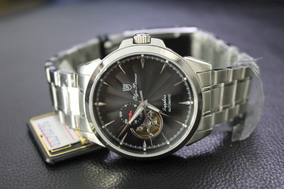 chiếc đồng hồ Olym Pianus 990-08AM 