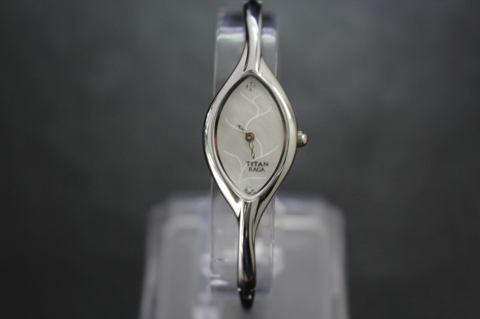 Đồng hồ Titan nữ 9701SM01