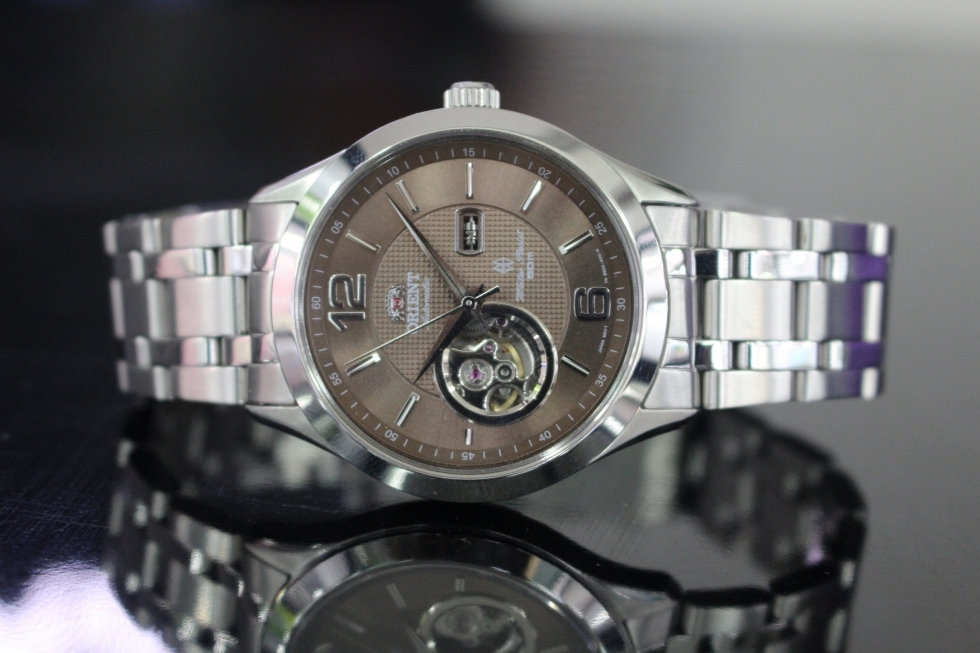Đồng hồ nam dây kim loại Orient FBD05003T0 với những đường nét tinh tế và sắc sảo