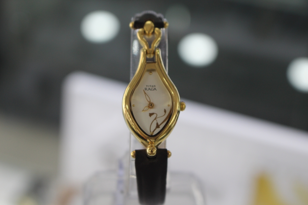 Đồng hồ nữ Titan dây da 2457YL01 mặt hình chiếc lá