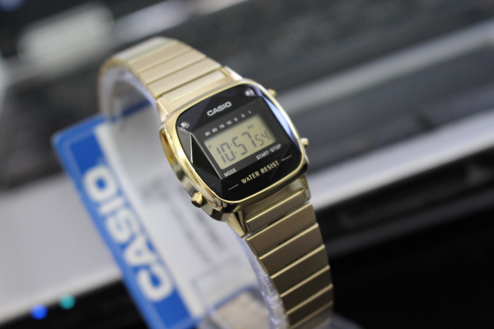 Góc nghiêng đồng hồ Casio nữ LA670WGAD-1DF