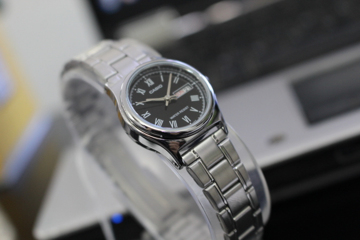 Góc nghiêng đồng hồ Casio nữ LTP-V006D-1BUDF