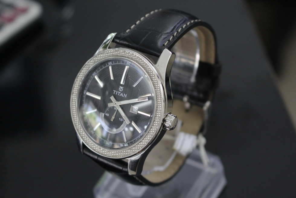 Góc nghiêng đồng hồ Titan nam 9386SL02