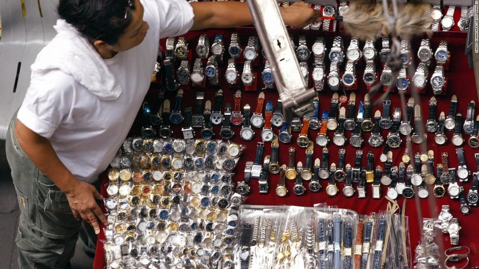 Một quầy bán đồng hồ nhái tại chợ Đồng Xuân