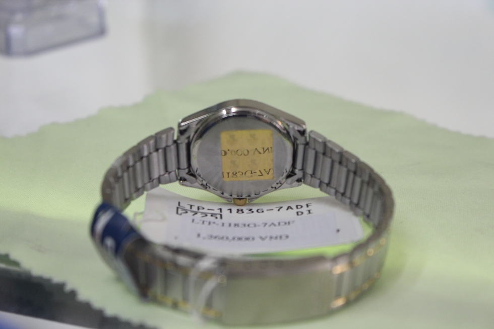 Mặt đáy đồng hồ nữ Casio LTP-1183G-7ADF