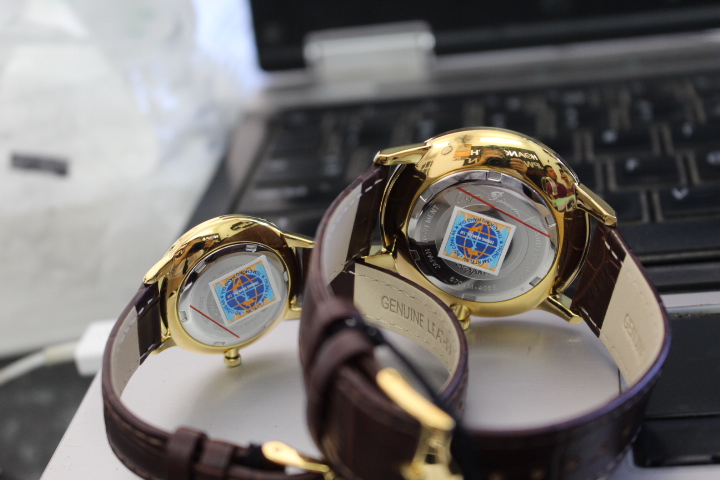 Mặt sau cặp đồng hồ đôi Olym Pianus OP5709LKGL+OP5709MKGL