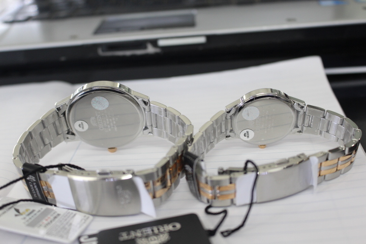 Mặt sau cặp đồng hồ đôi Orient FUNG8001W0 và FUNG7001W0