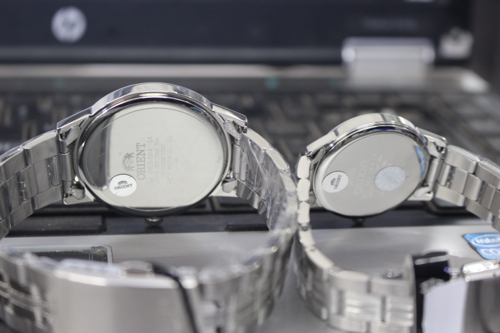 Mặt sau cặp đồng hồ đôi Orient FUNG8003W0+FUNG7003W0