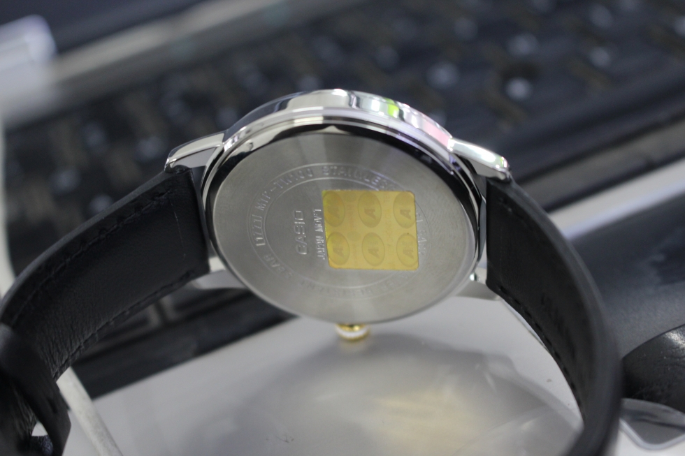 Mặt sau đồng hồ Casio MTP-TW100L-7A1VDF có dán tem chống hàng giả