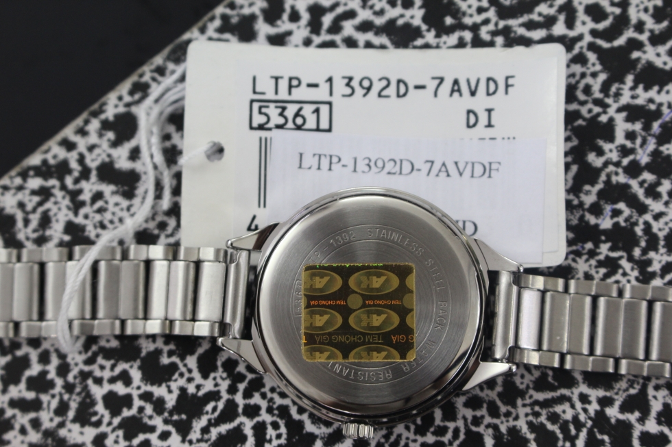 Mặt sau đồng hồ Casio nữ LTP-1392D-4AVDF