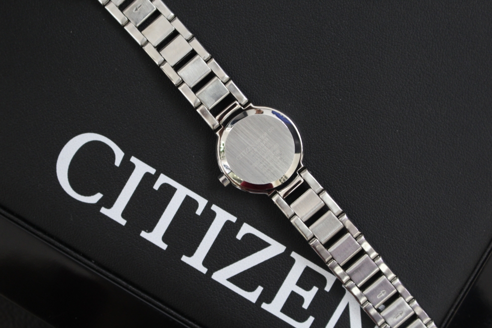 Mặt sau đồng hồ Citizen nữ EX0330-56E