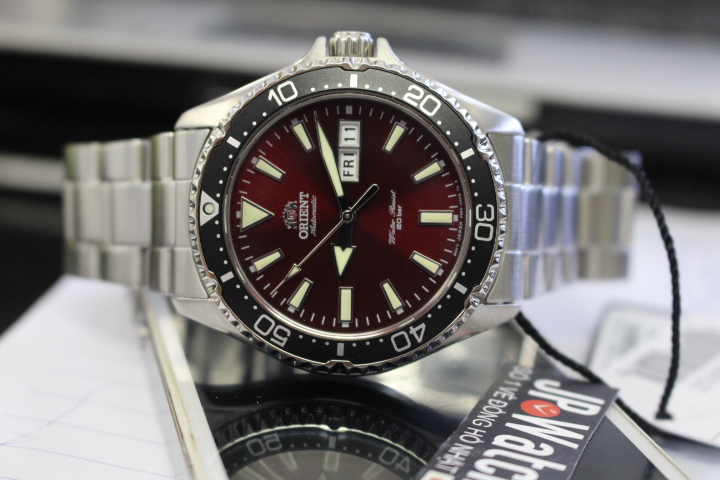 Đồng hồ cơ Orient nam RA-AA0003R19B tạo sức hút hấp dẫn bởi mặt số màu đỏ, giúp bạn nổi bật hơn
