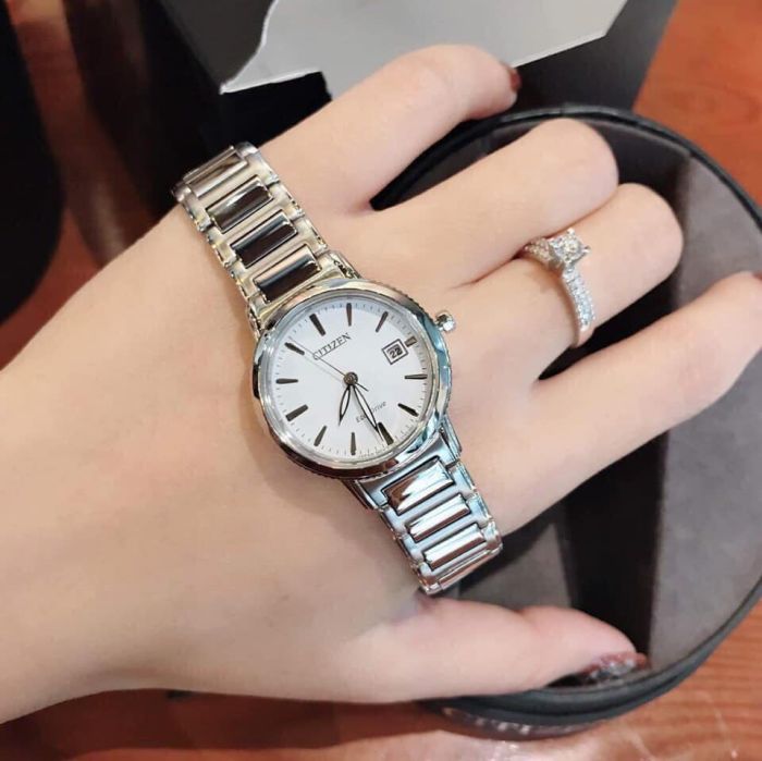 ​Mẫu đồng hồ với thiết kế màu trắng bạc 