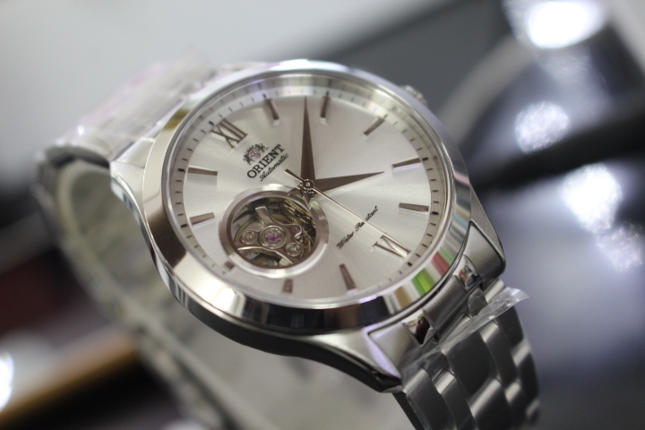 Phong cách hiện đại của đồng hồ cơ Orient nam FAG03001W0