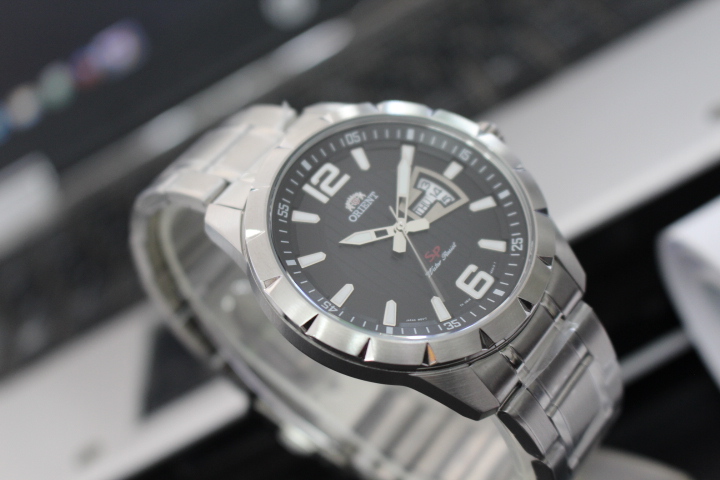Phong cách khỏe khoắn của đồng hồ Orient nam FUG1X004B9