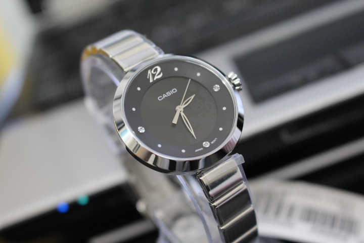 Đồng hồ Casio nữ LTP-E154D-1ADF được thiết kế khá đơn giản nhưng lại vô cùng bắt mắt và trẻ trung