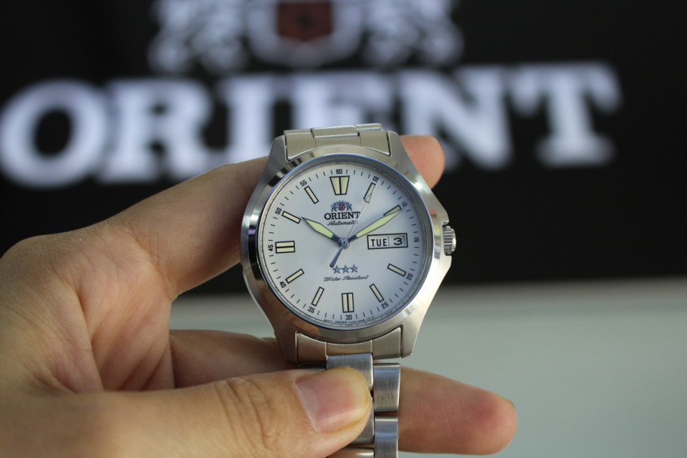 Thiết kế giản dị của đồng hồ cơ Orient 3 sao RA-AB0F12S19B