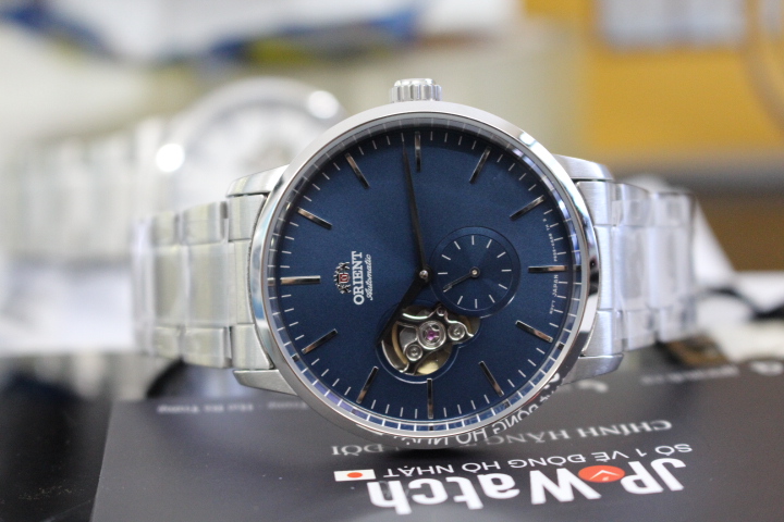 Phong cách hiện đại của đồng hồ cơ Orient nam RA-AR0101L10B