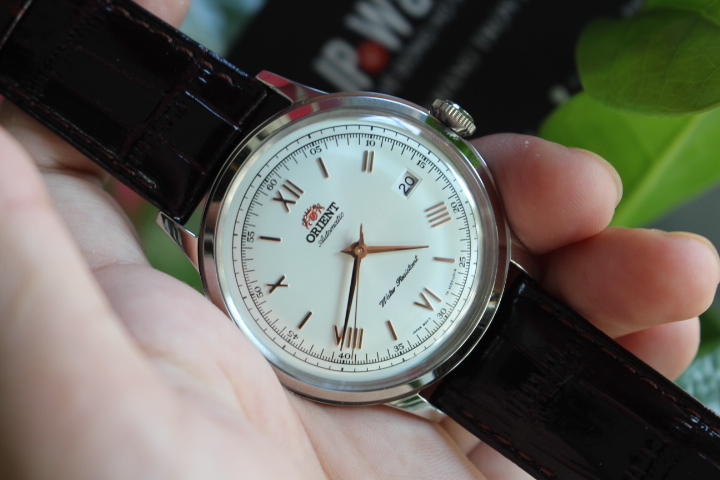 Vẻ cổ điển của đồng hồ cơ Orient nam FAC00008W0