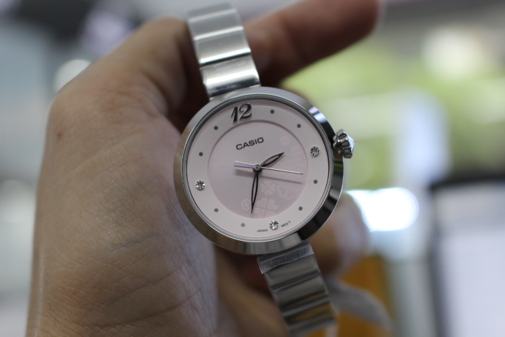 Vẻ đẹp nhẹ nhàng của đồng hồ Casio nữ LTP-E154D-4ADF
