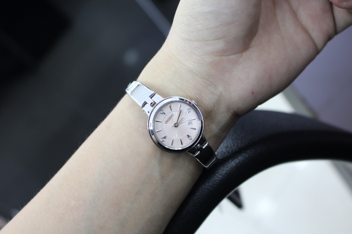 Vẻ đẹp của đồng hồ Orient nữ FSZ40005Z0