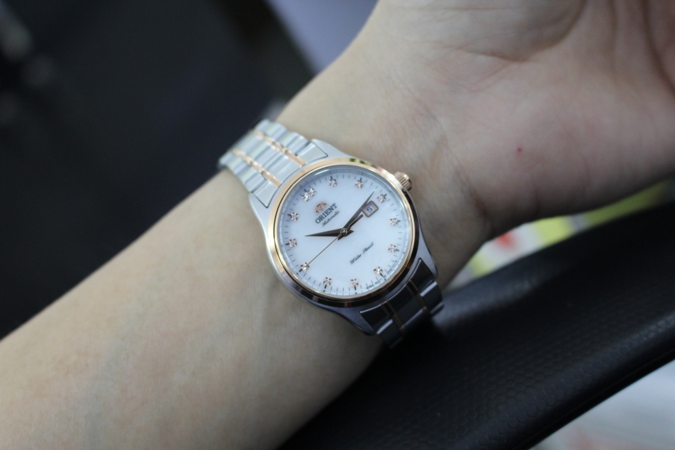 Vẻ đẹp của đồng hồ cơ Orient nữ FNR1Q001W0