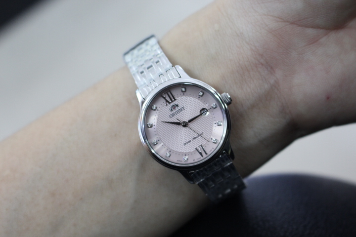 Vẻ đẹp giản dị của đồng hồ Orient nữ SSZ45003Z0