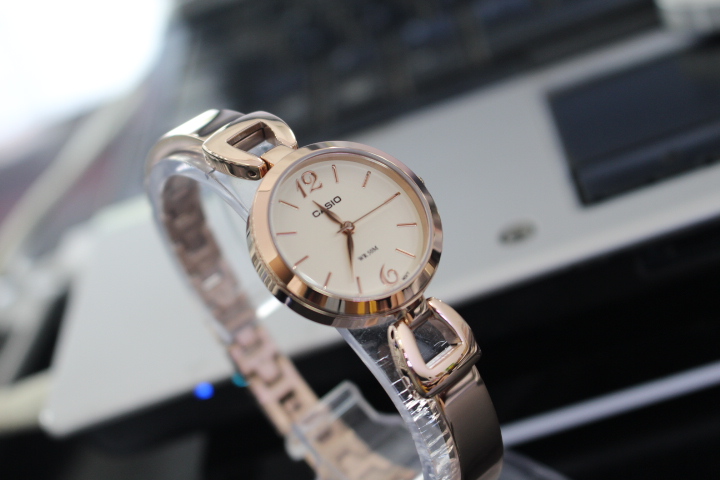 Vẻ đẹp hiện đại của đồng hồ Casio nữ LTP-E402PG-9AVDF