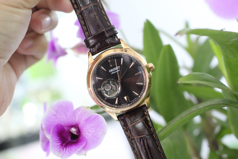 Vẻ đẹp hiện đại của đồng hồ cơ Orient nữ FDB0A01T0