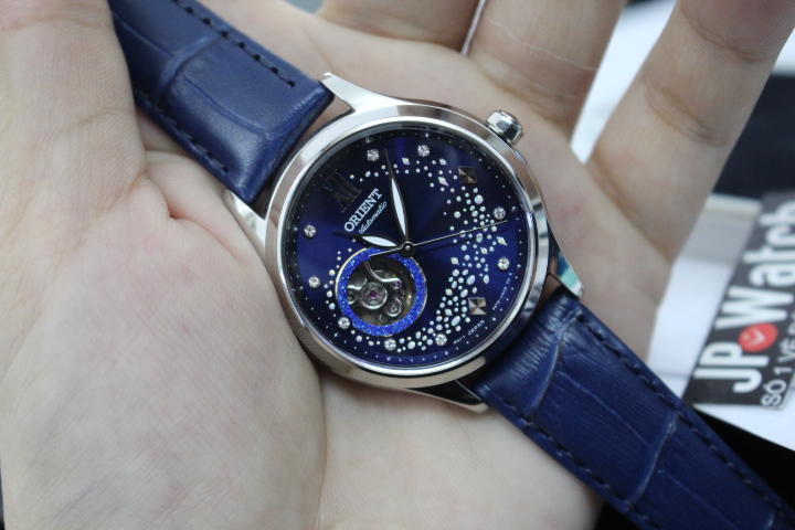Vẻ đẹp hiên đại của đồng hồ cơ Orient nữ RA-AG0018L10B