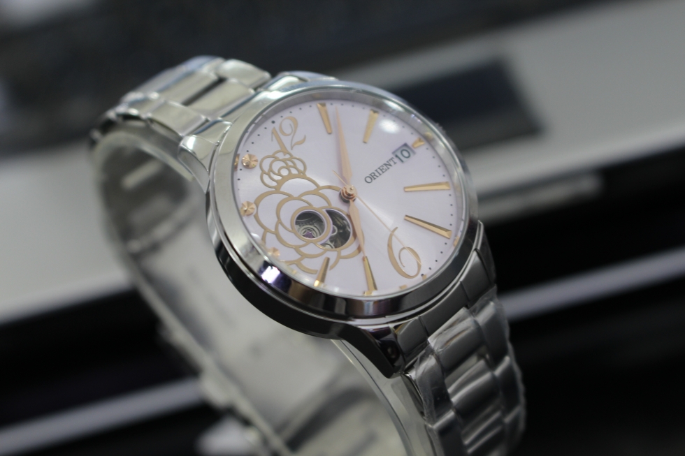 Vẻ đẹp hiện đại của đồng hồ cơ Orient nữ SDW02003V0