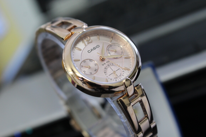 Đồng hồ Casio nữ LTP-E401PG-4AVDF toát lên vẻ đẹp sang trọng và trẻ trung hơn