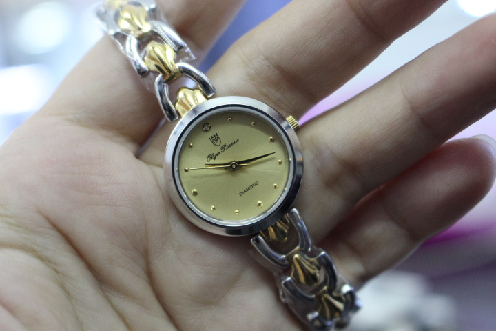 Vẻ điệu đà của đồng hồ nữ Olym Pianus OP2460LSK vàng