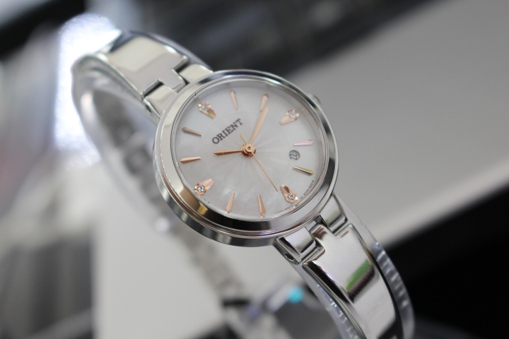 Vẻ điệu đà của đồng hồ Orient nữ FSZ40004W0