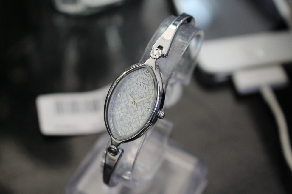 Vẻ điệu đà của đồng hồ Titan nữ 2499SM01