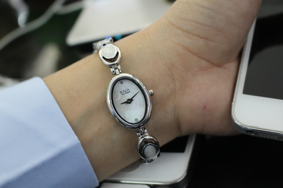 Vẻ điệu đà của đồng hồ Titan nữ 2511SM05
