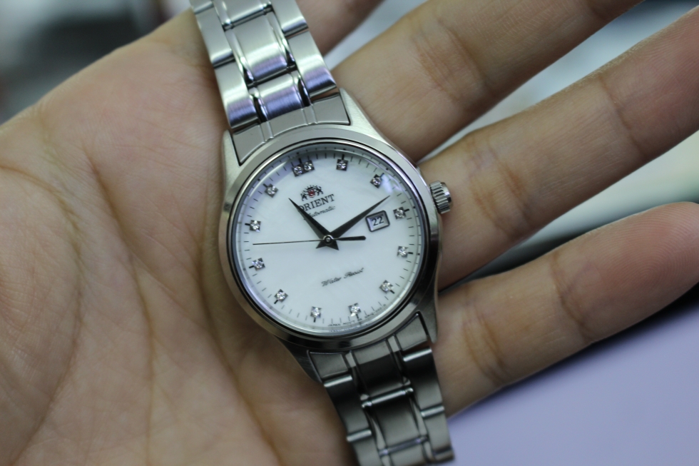 Vẻ đơn giản của đồng hồ cơ Orient nữ FNR1Q004W0