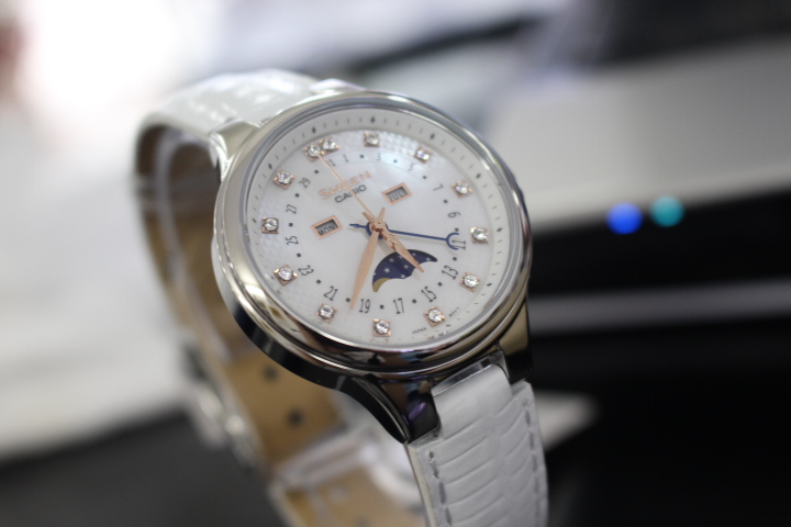 Đồng hồ nữ Casio Sheen SHE-3045L-7AUDR toát lên vẻ hiện đại cho phái đẹp