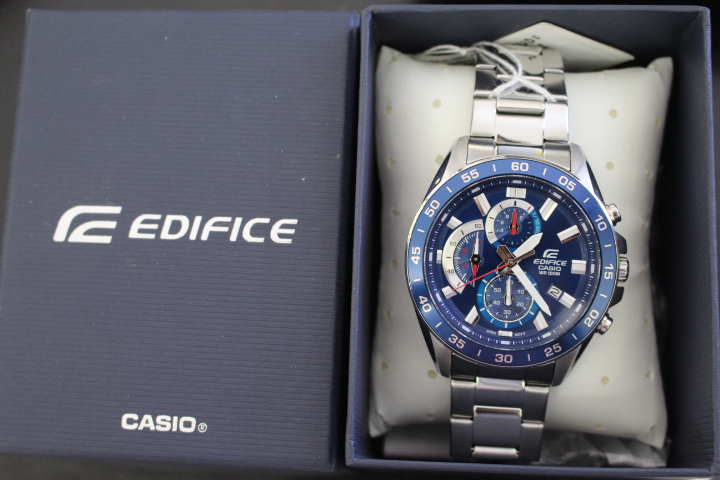 Vẻ khỏe khoắn của đồng hồ Casio nam Edifice EFV-550D-2AVUDF