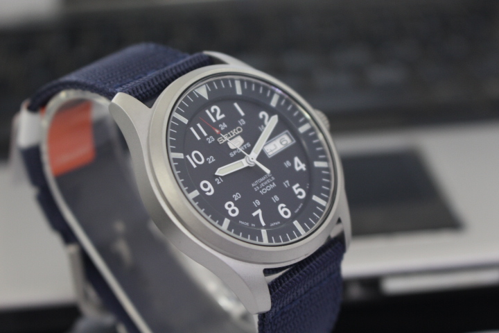 Đồng hồ cơ Seiko 5 SNZG11J1 toát lên phong cách bụi bặm