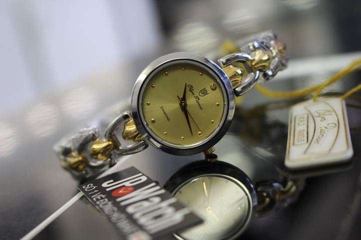 Vẻ sang trọng của đồng hồ nữ Olym Pianus OP2460LSK vàng