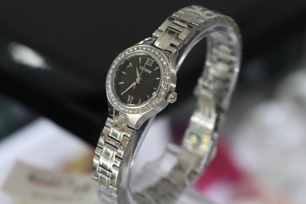 Vẻ thời trang của đồng hồ Citizen nữ EJ6090-53E